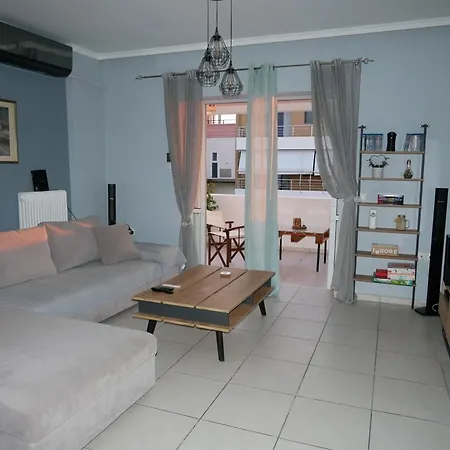 Gio's Cosy With Private Balcony Apartment