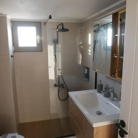 Gio's Cosy With Private Balcony *