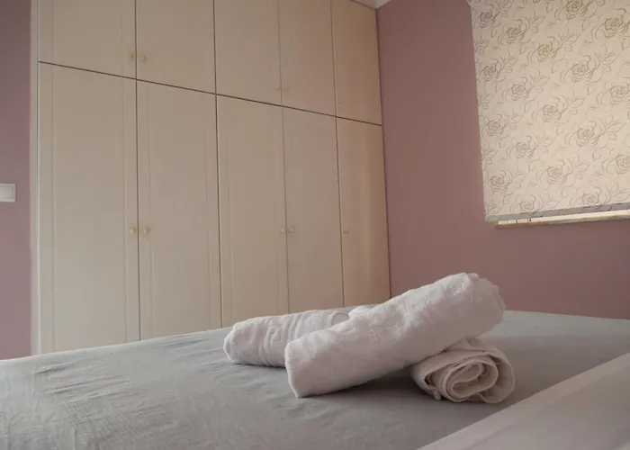 Gio's Cosy With Private Balcony Apartment